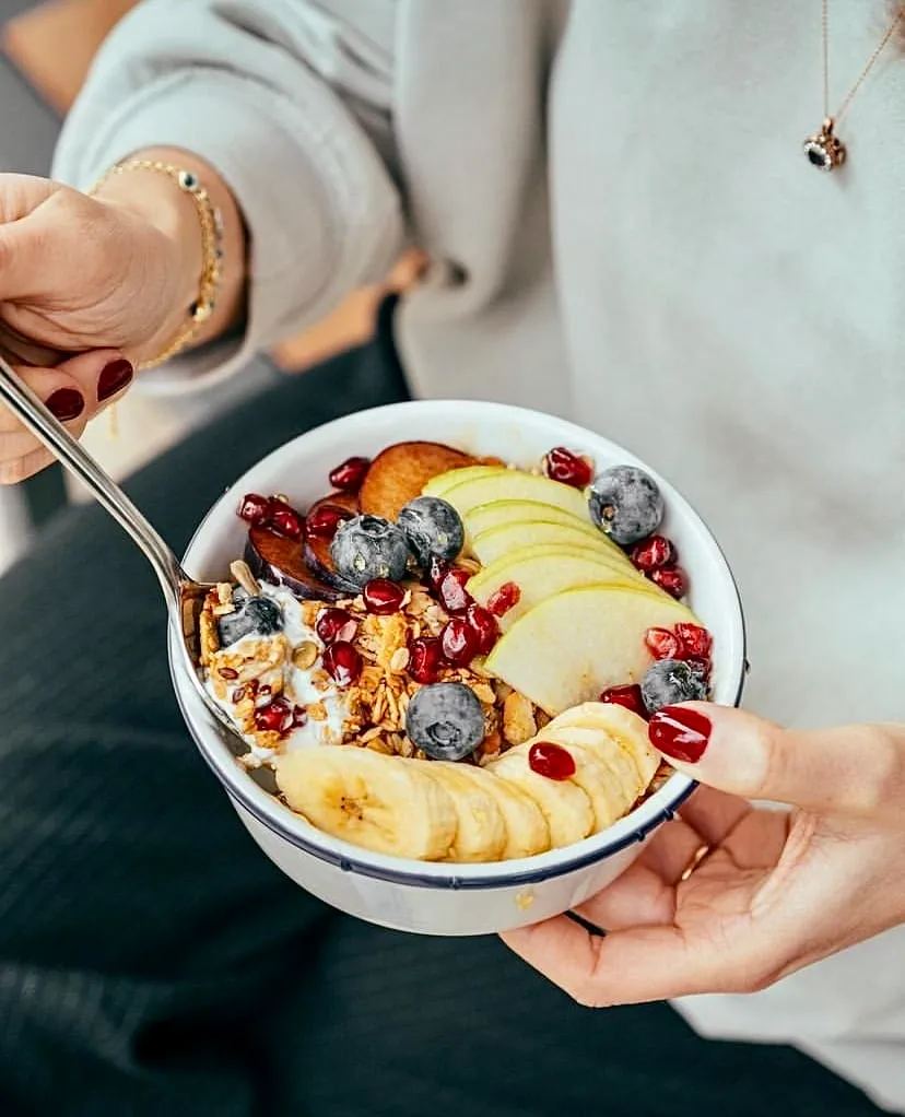 Suadiye Bröd’de granola, meyve ve yoğurt kasesi kahvaltı