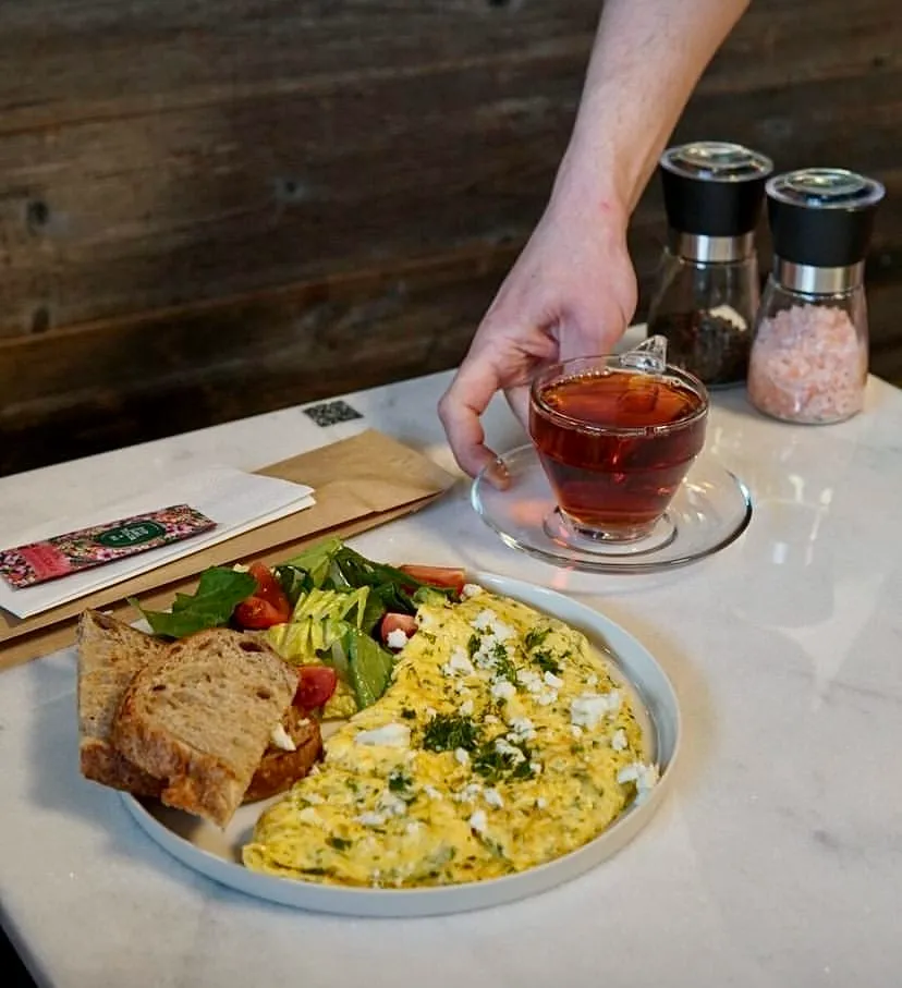 Bröd Suadiye’de omlet, avokado, ekmek ve çay servisi