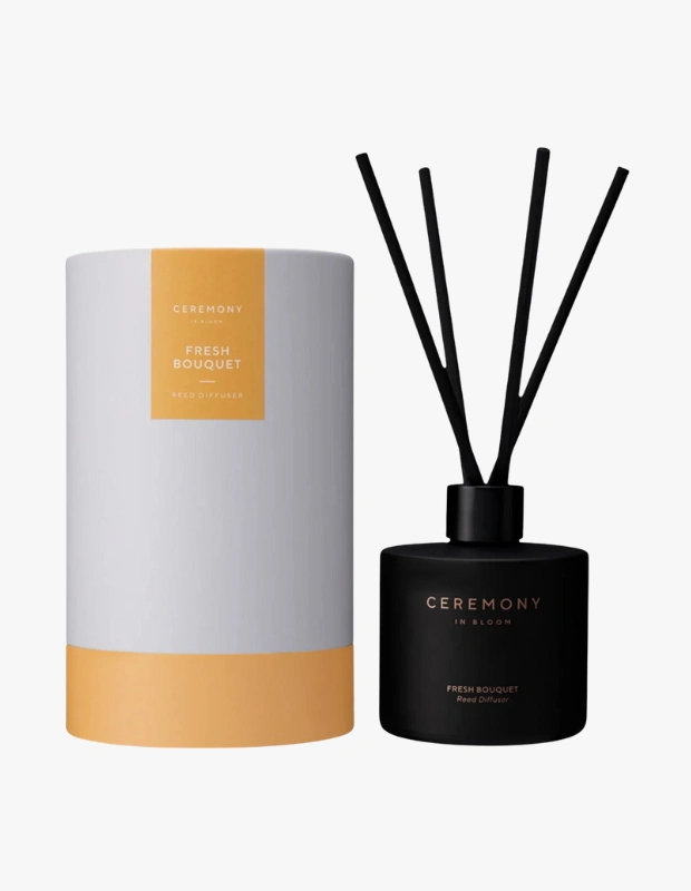 Ürün Cinsiyeti: Unisex

Ürün Tipi: Ev Kokusu

Ürün Sezonsallığı: Dört Mevsim

Ürün Çeşidi: Reed Diffuser

Ürün Özellikleri:
Ceremony in Bloom Fresh Bouquet reed diffuser, çiçeksi ve ferah notalarıyla yaşam alanlarında hafif ve davetkâr bir atmosfer yaratmayı hedefler. Şık şişe tasarımı sayesinde dekoratif bir obje olarak da kullanılabilirken, uzun süreli ve dengeli koku yayılımı sunar.

Öne Çıkan Detaylar:

Çiçeksi ve ferah koku karakteri

Uzun süreli koku yayılımı

Dekoratif şişe tasarımı

Günlük yaşam alanlarına uygun

Kimler Kullanıyor?
Evinde ferah ve dengeli bir atmosfer yaratmak isteyen, kokuyu dekorasyonun tamamlayıcı bir parçası olarak görenler için idealdir.

Ceremony in Bloom Fresh Bouquet ile yaşam alanlarınıza ferah, çiçeksi ve davetkâr bir koku katın.