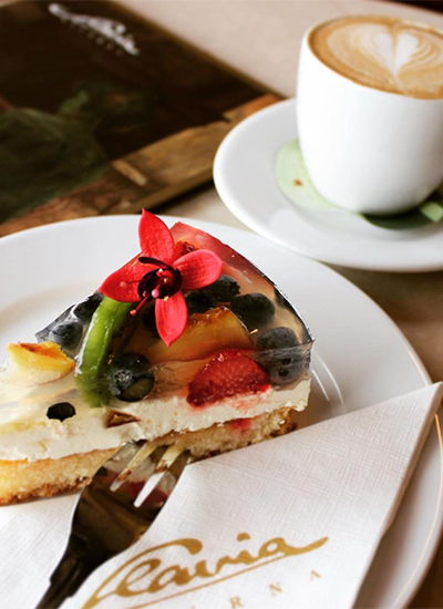 Prag’da Café Slavia – yılbaşı atmosferinde kahve ve meyveli pasta