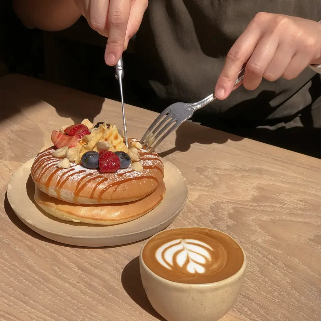 Casa Cooklife Bomonti’de günlük taze tatlı ve cappuccino – doğal ışıkta ferah bir kahve molası.