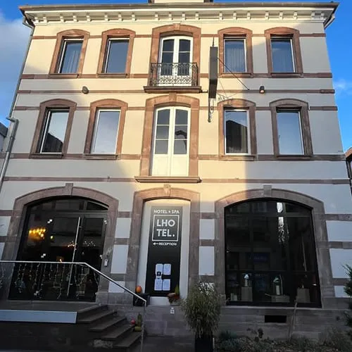 Colmar’da yer alan L’Hotel & Spa’nın modern şehir oteli mimarisi, geniş pencereleri ve sade cephesiyle Alsace bölgesindeki konaklama seçeneklerinden biri.