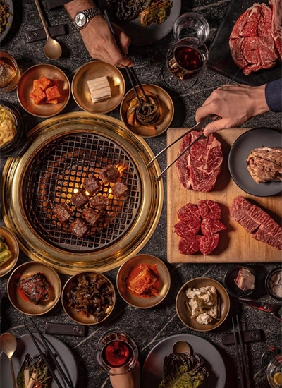 New York’ta Cote restoranında yılbaşı için Kore barbekü deneyimi – et ve geleneksel yan lezzetler