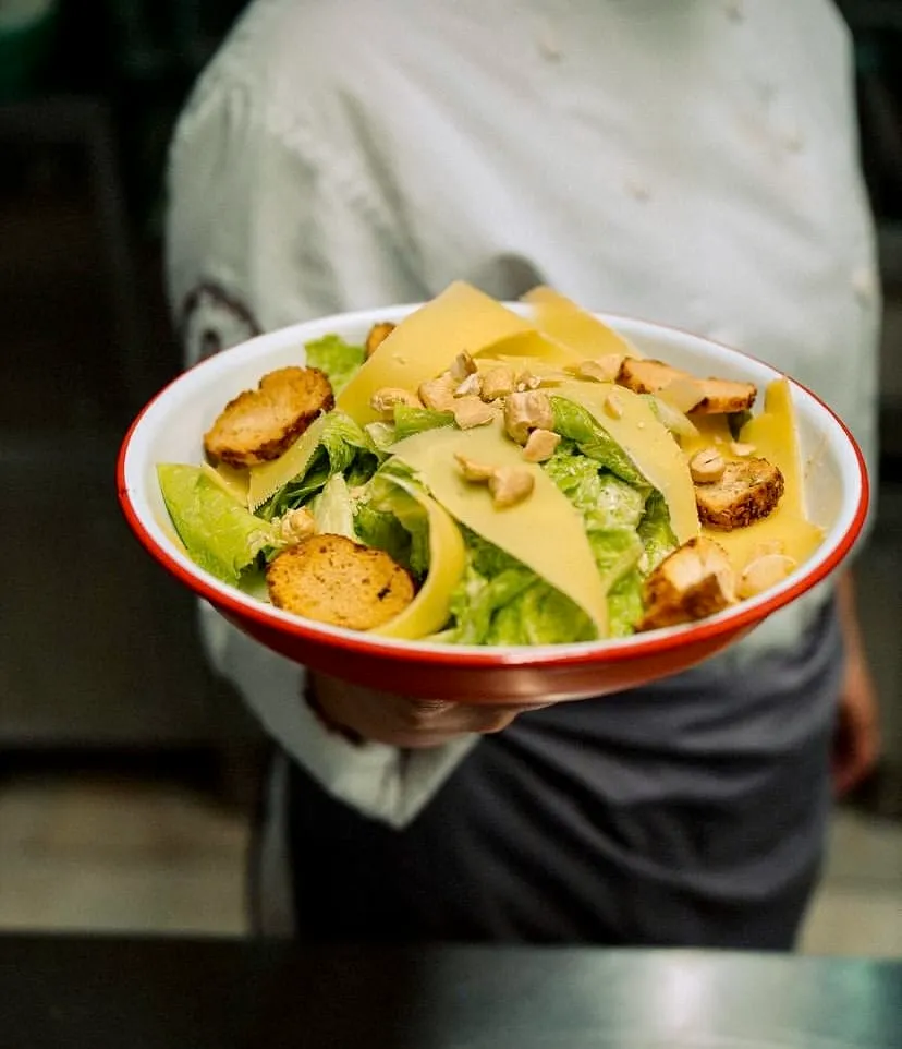 Cup of Joy Nişantaşı’nda parmesan dilimleri, kruton ve kaju ile hazırlanmış taze yeşil salata.
