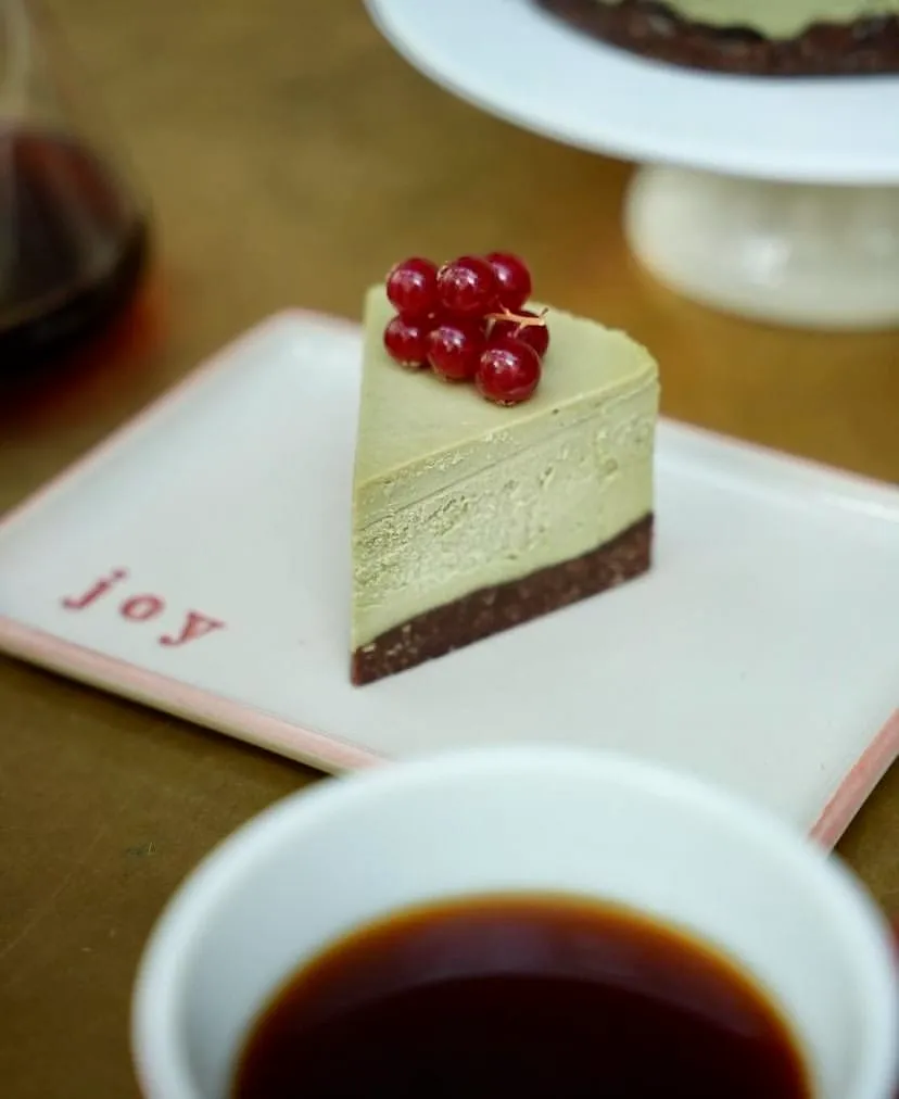 Üzeri frenk üzümü ile süslenmiş yeşil çaylı cheesecake, Cup of Joy Nişantaşı.