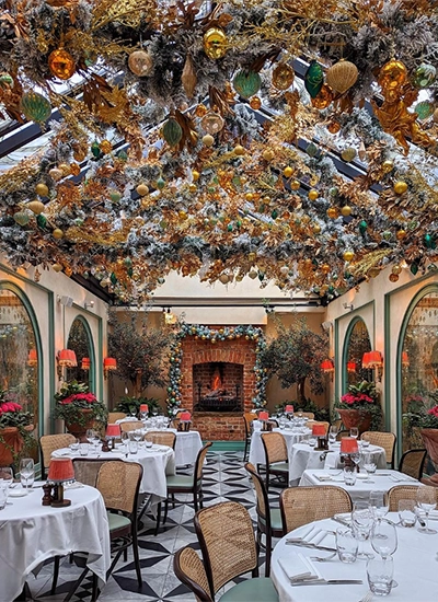 Chelsea’de yer alan Daphne London restoranı yılbaşı süslemeleriyle – Londra yılbaşı için en iyi restoranlardan biri