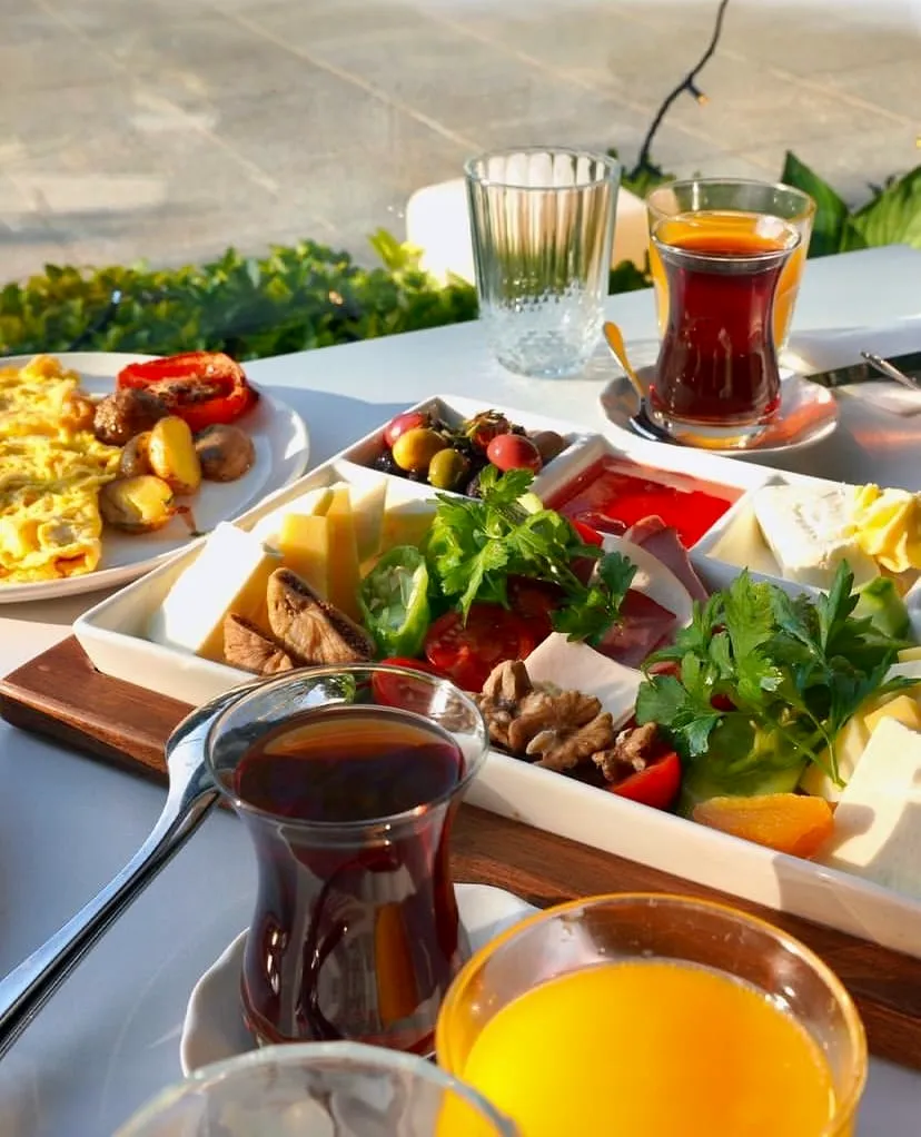 Kalamış Divan Brasserie’de deniz manzarasında kahvaltı tabağı ve çay servisi