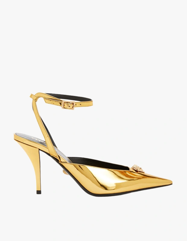 Ürün Cinsiyeti: Kadın
Ürün Tipi: Ayakkabı
Ürün Sezonsallığı: Dört Mevsim / Davet
Ürün Çeşidi: Topuklu Ayakkabı
Ürün Özellikleri:
Versace Gold deri topuklu ayakkabı, markanın ikonik ve cesur estetiğini lüks bir renk paletiyle birleştirir. Altın tonlu deri yüzeyi, davet stiline güçlü ve iddialı bir ifade kazandırır. Özel gecelerde dikkat çekici bir stil vurgusu sunar.
Öne Çıkan Detaylar:
Altın tonlu deri yüzey
Lüks ve iddialı tasarım
Davet stiline güçlü vurgu
İkonik Versace estetiği
Kimler Kullanıyor?
Ayakkabıyı kombinin yıldız parçası olarak kullanan, davet stilinde cesur ve lüks bir duruş arayan kadınlar için tasarlanmıştır.
Versace gold deri topuklu ayakkabı ile davet stilinize cesur, lüks ve çarpıcı bir imza ekleyin.