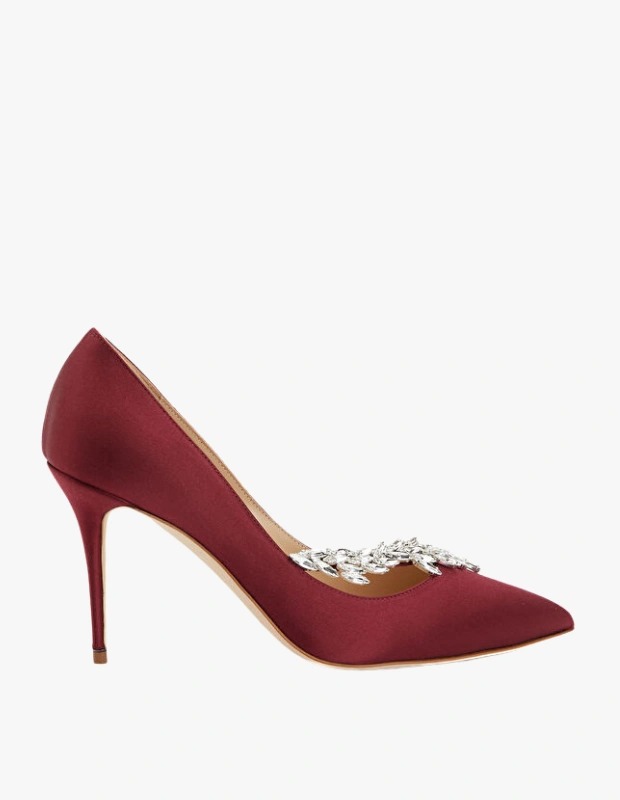 Ürün Cinsiyeti: Kadın
Ürün Tipi: Ayakkabı
Ürün Sezonsallığı: Dört Mevsim / Davet
Ürün Çeşidi: Topuklu Gece Ayakkabısı
Ürün Özellikleri:
Manolo Blahnik Nadira gece ayakkabısı, canlı kırmızı rengi ve zarif siluetiyle özel gecelerin güçlü bir tamamlayıcısıdır. İnce topuklu formu feminen bir duruş sunarken, sofistike tasarımı sayesinde elbise ve davet kombinlerinde etkileyici bir vurgu yaratır. Zamansız şıklığıyla gardıropta uzun yıllar yerini korur.
Öne Çıkan Detaylar:
Canlı kırmızı renk
İnce ve zarif topuk
Gece ve davet stiline uygun
İkonik Manolo Blahnik estetiği
Kimler Kullanıyor?
Davet stilinde güçlü ama rafine bir etki arayan, ayakkabıyı kombinin ana karakteri olarak gören kadınlar için ideal bir tercihtir.
Manolo Blahnik Nadira kırmızı gece ayakkabısı ile davet stilinize ikonik ve çarpıcı bir dokunuş katın.