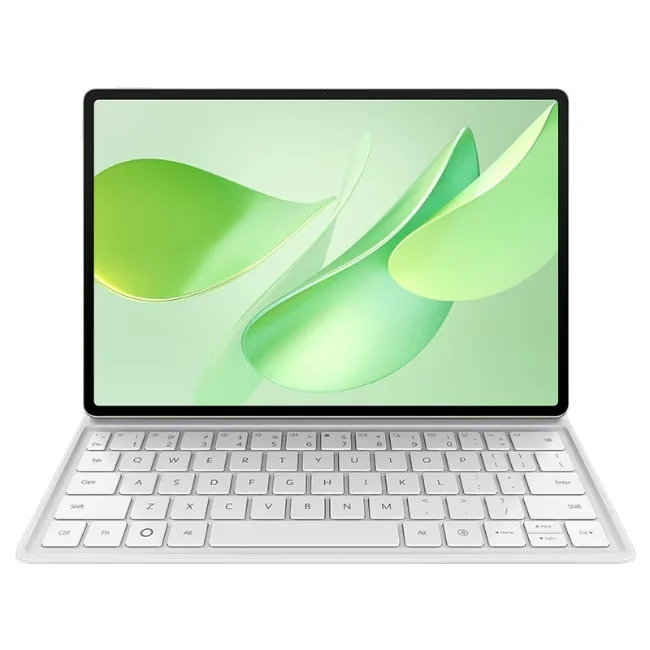 Marka Adı: Huawei
Ürün Cinsiyeti: Belirtilmemiş
Ürün Tipi: Tablet (klavyeli)
Ürün Sezonsallığı: Belirtilmemiş
Ürün Çeşidi: Belirtilmemiş
Ürün Özellikleri: Bu ürün, modern ve minimalist bir tasarıma sahip, geniş ekranlı bir tablettir. İnce çerçeveleri sayesinde geniş bir görüntüleme alanı sunar. Beyaz renkli, tam boyutlu bir fiziksel klavye aksesuarıyla birlikte gelir; bu klavye, tabletle entegre olarak veya ayrılabilir şekilde kullanılabilir. Klavyenin tuşları beyaz renkte olup, mat dokulu yüzeyleri ergonomik bir yazma deneyimi sağlar. Tabletin kasası zarif ve ince bir yapıya sahiptir, bu da onu taşınabilir ve şık bir cihaz yapar. Ekranında canlı yeşil tonlarda soyut bir duvar kağıdı görünmektedir.
Öne Çıkan Detaylar:
- İnce çerçeveli, geniş ve canlı ekran
- Verimliliği artıran ayrılabilir fiziksel klavye
- Modern ve minimalist tasarımıyla şık bir görünüm
Kimler Kullanıyor?: Hem kişisel hem de profesyonel kullanım için çok yönlü bir cihaz arayan, öğrenimini ve iş akışını mobil olarak sürdürmek isteyen veya dijital içerik tüketimi ve üretimiyle ilgilenen herkes bu ürünü tercih edebilir. Taşınabilirliği ve kolay kullanımıyla dikkat çeken bu tablet, ders çalışan öğrencilerden sık seyahat eden profesyonellere, yaratıcı içerik üreticilerinden günlük işlerini halletmek isteyenlere kadar geniş bir kullanıcı kitlesine hitap eder.