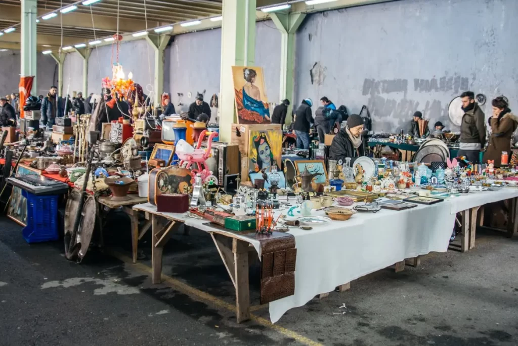 Feriköy Antika Pazarı’nda vintage eşyalar, tablolar ve koleksiyon objeleriyle dolu tezgâhlar – Bomonti’de nostaljik bir hafta sonu deneyimi.