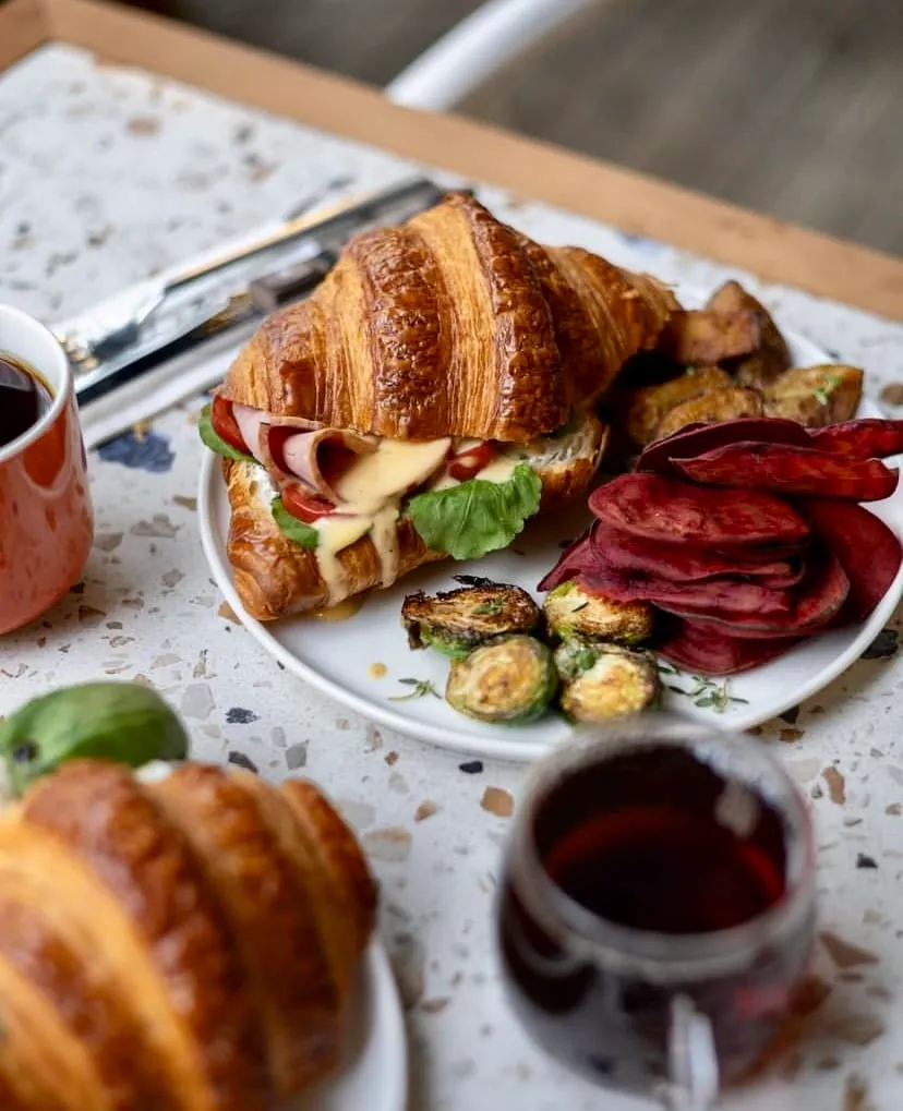 Caddebostan Flan Bakery’de kruvasanlı kahvaltı tabağı