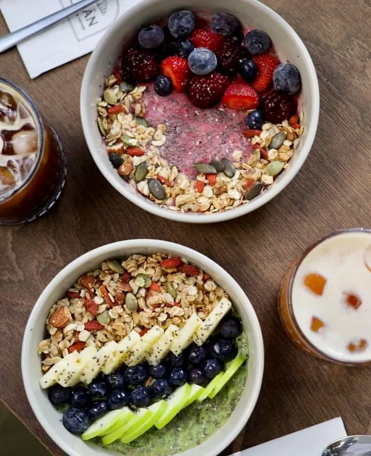 Flan Bakery Caddebostan’da smoothie bowl ve taze meyveler