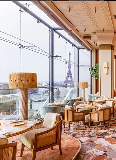 Paris’te ünlülerin uğrak noktası Gigi restoran – Eiffel Kulesi manzaralı yılbaşı yemeği