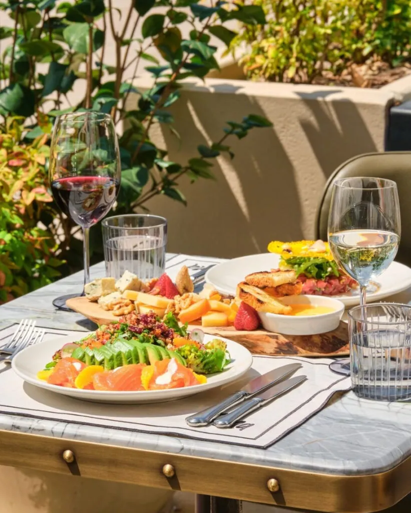 Galataport Gina Restaurant’ta açık havada şarap eşliğinde sunulan İtalyan mutfağından salata ve peynir tabağı