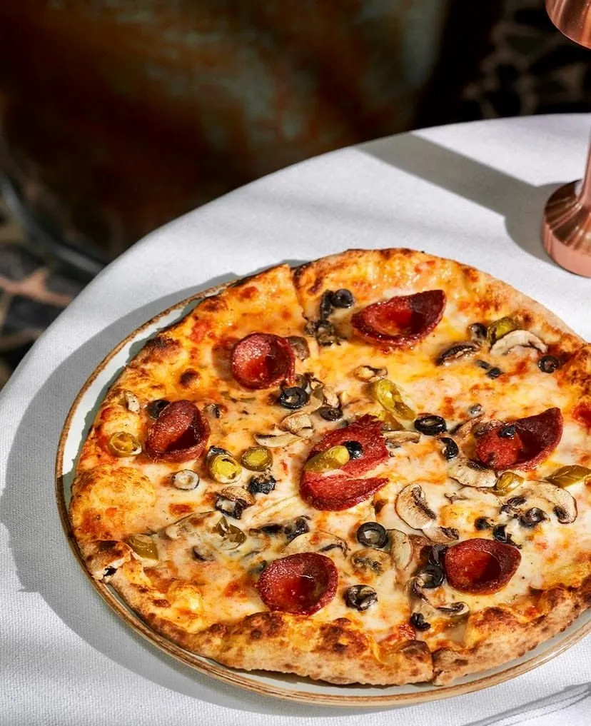Gizia Nişantaşı’nda servis edilen gurme pizza — Nişantaşı mekanları rehberinden.