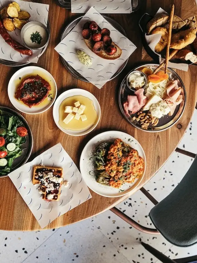 Griffin Bomonti’de sabah kahvaltısı ve brunch menüsü – ekşi mayalı ekmek, zeytinyağlılar ve özel kahvaltı tabakları.