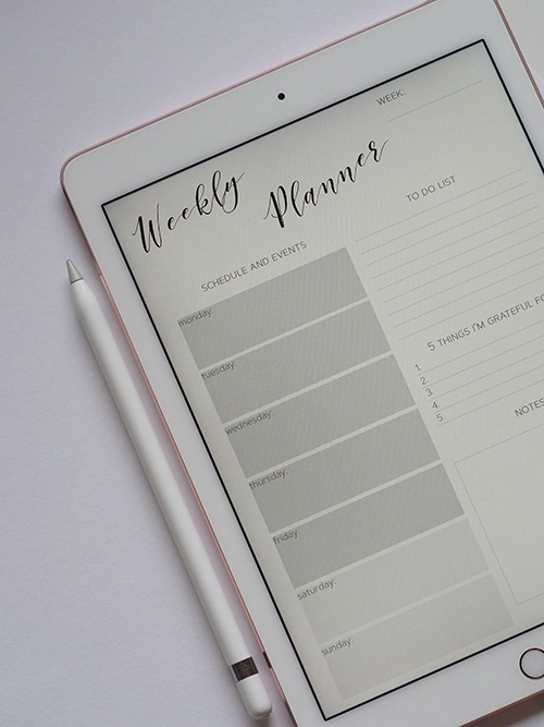 iPad üzerinde haftalık planner uygulaması – günlük planlama ve organize olma rutini.
