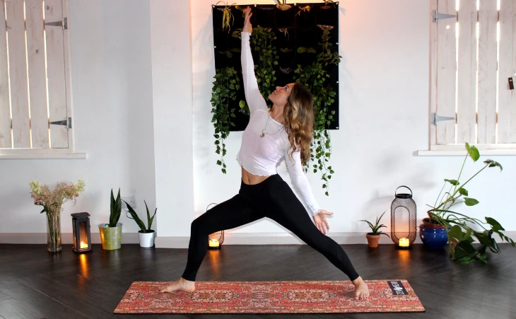 Evde yoga yapan kadın – sabah egzersizi ve güne enerjik başlama rutini.