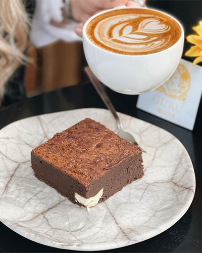 Guru Glutensiz Moda’da glutensiz brownie ve kahve servisi.