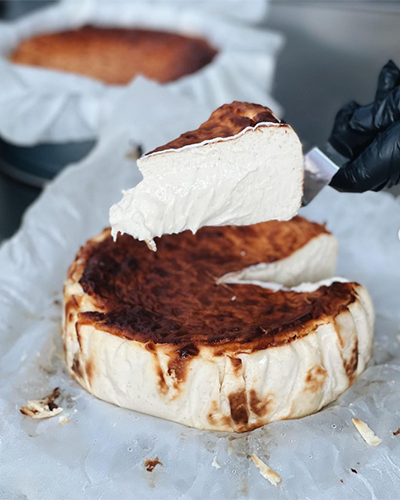 Guru Glutensiz Moda’da tamamen glutensiz San Sebastian cheesecake dilimi - Moda mekanları rehberi.