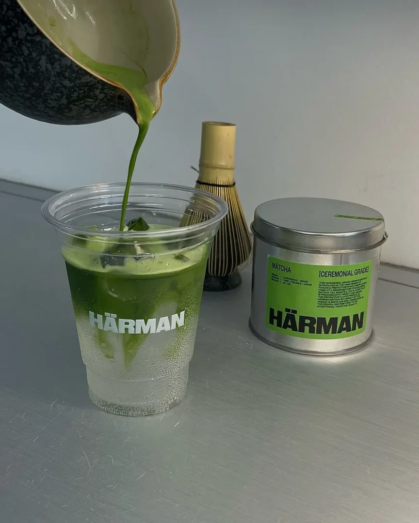 Härman Coffee Cihangir’de bambu çırpıcıyla hazırlanan yeşil matcha latte - Cihangir mekanları rehberi.