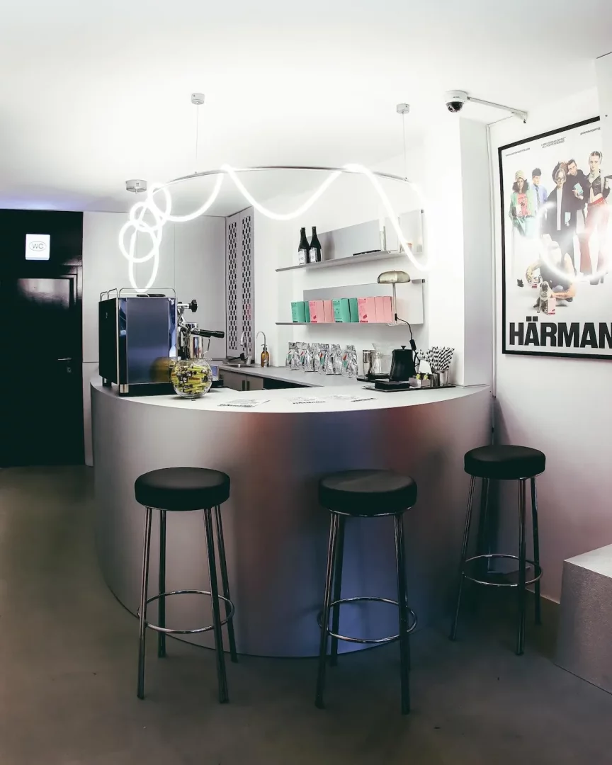 Härman Coffee Cihangir’in metalik bar tezgâhı, tabureleri ve minimalist iç mekânı - Cihangir mekanları rehberi.