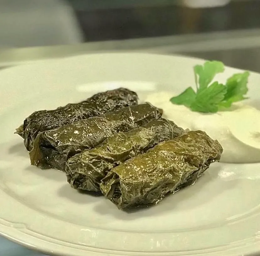 Hünkâr Nişantaşı’nda yoğurt eşliğinde sunulan geleneksel yaprak sarma — Nişantaşı mekanları rehberinden.