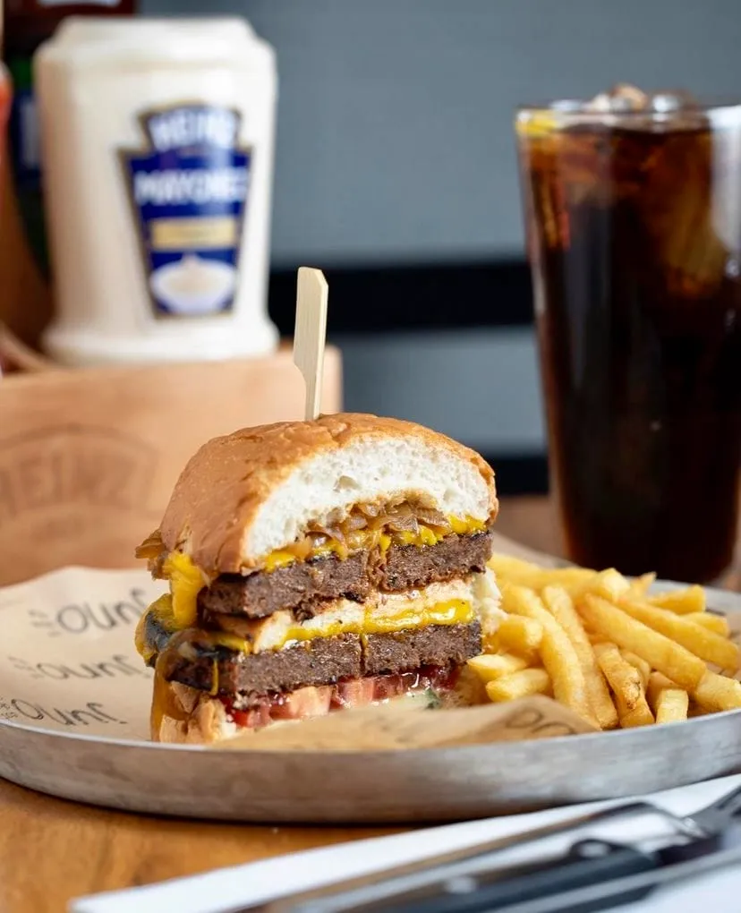 Juno Nişantaşı’nda meşhur Juno burger, patates kızartması ve soğuk içecek — Nişantaşı mekanları rehberinden.