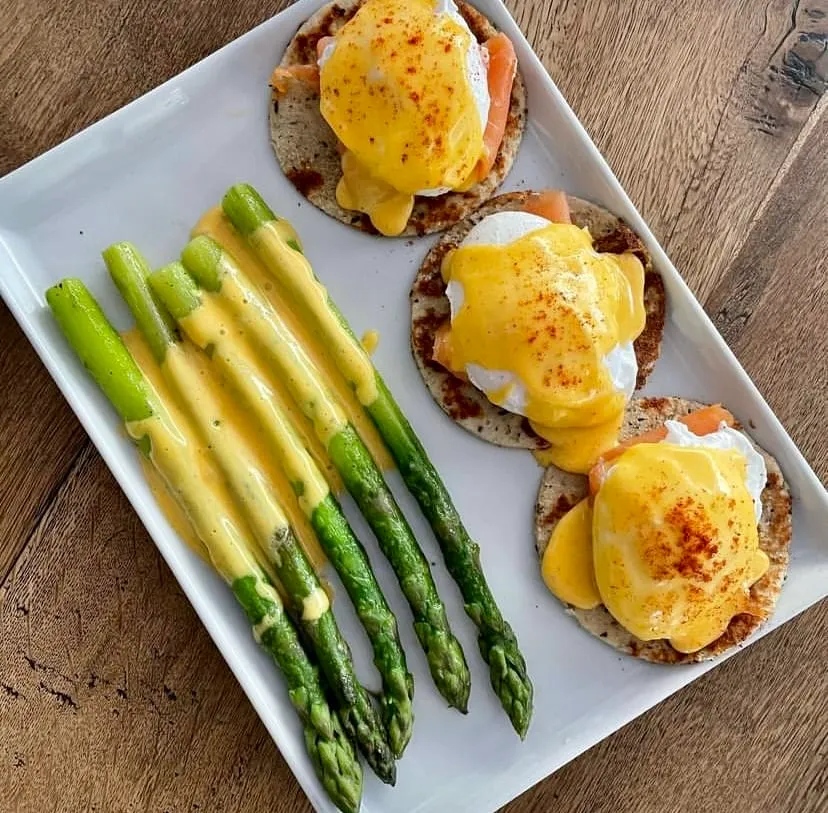 Juno Nişantaşı’nda kuşkonmaz ve eggs benedict tabak servisi — Nişantaşı mekanları rehberinden.