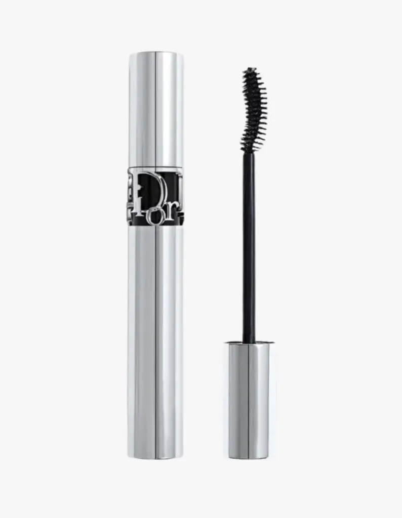Marka Adı: Dior
Ürün Adı: Dior Kadın Diorshow Iconic Overcurl Maskara
Ürün Cinsiyeti: Kadın
Ürün Tipi: Maskara
Ürün Sezonsallığı: Her Mevsim
Ürün Çeşidi: Kıvırıcı Maskara
Ürün Özellikleri: Bu ürün, parlak gümüş renkli metalik bir ambalaja sahiptir ve ortasında belirgin bir siyah şerit üzerinde Dior logosunu taşır, lüks ve şık bir görünüm sunar. Özel olarak tasarlanmış kavisli fırçası, her bir kirpiği kavrayarak anında hacim ve uzun süre kalıcı, belirgin bir kıvrım sağlamayı hedefler. Sık kıllara sahip siyah fırçası sayesinde kirpiklerde topaklanma yapmadan ayrıştırma ve uzatma etkisi yaratır, dramatik ve yoğun kirpik görünümü için idealdir.
Öne Çıkan Detaylar:
- Lüks ve modern tasarımıyla öne çıkan gümüş renkli ambalaj.
- Kirpiklere belirgin kıvrım ve hacim veren özel kavisli fırça.
- Uzun süreli kalıcılık sunarak gün boyu etkileyici bakışlar sağlar.
Kimler Kullanıyor?: Göz makyajında belirginliği ve dramayı seven, kirpiklerine hacim ve kalıcı kıvrım katmak isteyen kişiler bu maskarayı tercih edebilirler. Kaliteli ve prestijli güzellik ürünlerine ilgi duyan, görünümünde iddialı dokunuşlar arayan herkesin makyaj çantasında yer bulabilecek bir üründür.