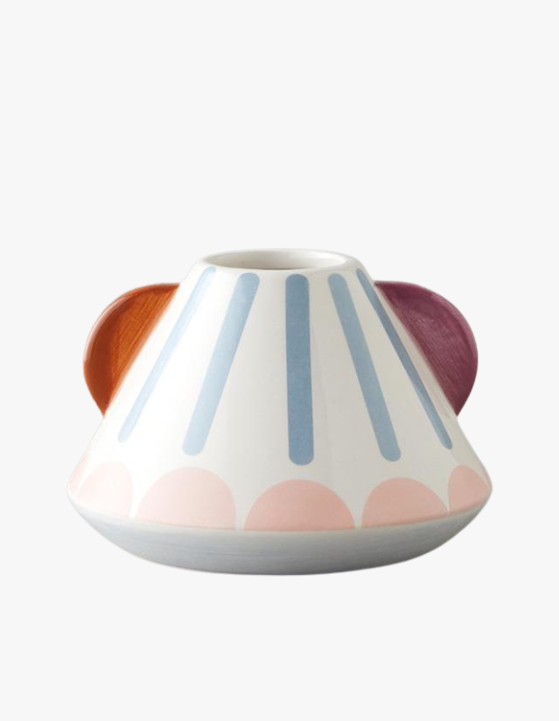 Pastel tonlarda çizgili desene ve turuncu-mor yan kulplara sahip dekoratif seramik vazo.