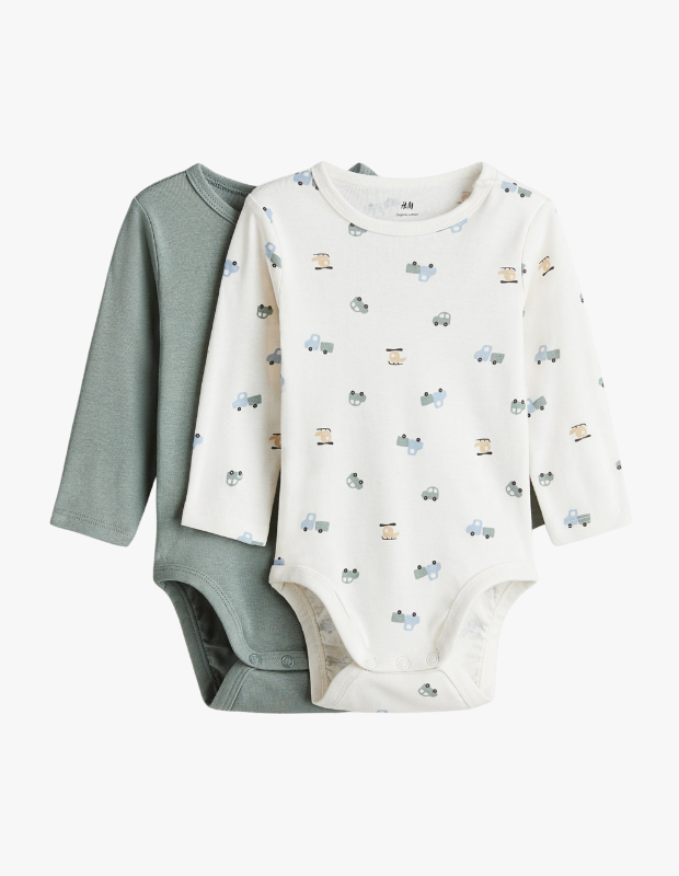 H&M 2’li bebek body seti; biri gri diğeri araç desenli krem uzun kollu pamuklu body, yenidoğan ve bebek giyim.