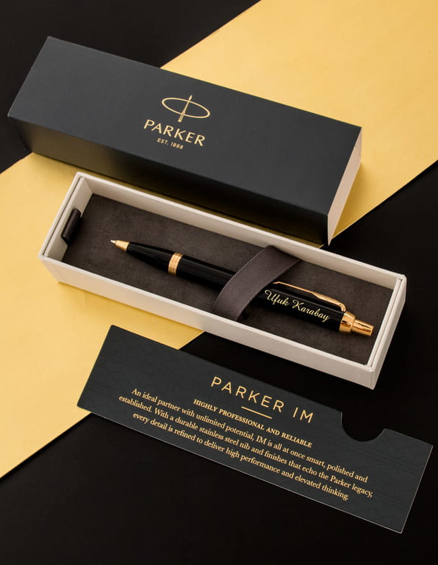 Parker IM siyah ve altın detaylı, kişiye özel isim yazılı dolma kalem seti; hediye kutusunda şık sunumuyla premium kalem modeli.