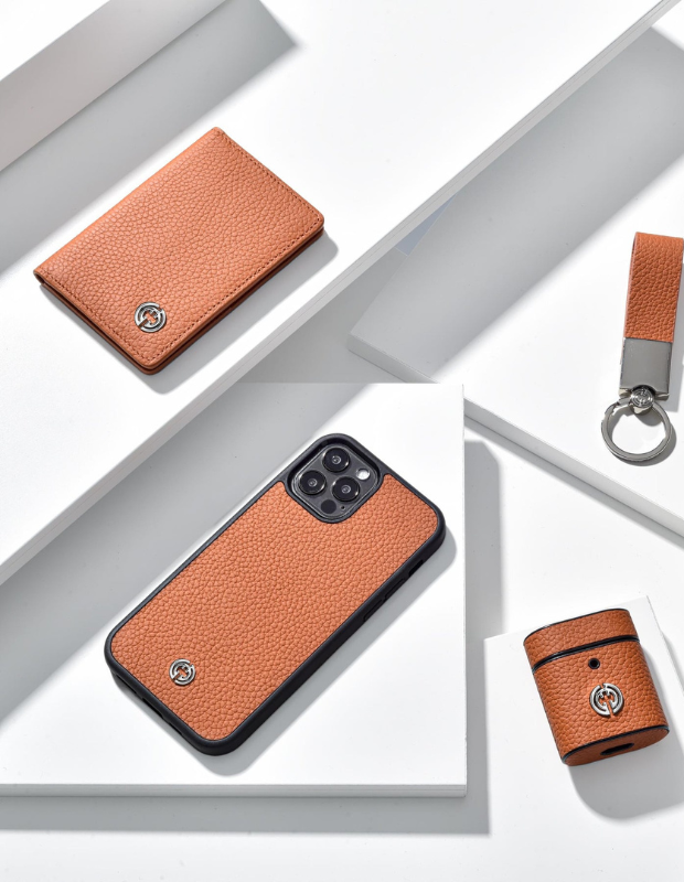 Turuncu dokulu deri kartlık, iPhone kılıfı, anahtarlık ve AirPods kılıfından oluşan şık hediye seti; minimal ve modern tasarımlı erkek aksesuarları.