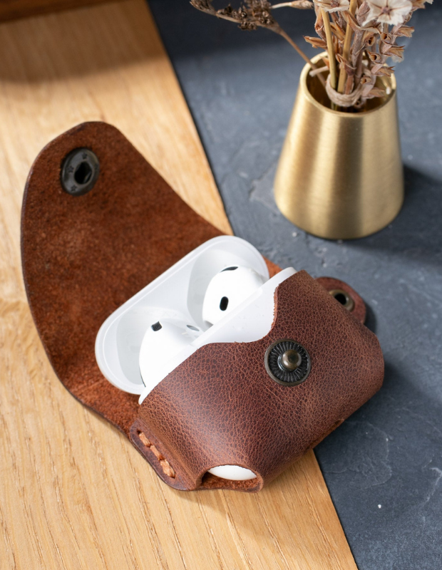 Kahverengi vintage deri AirPods kılıfı; doğal dokulu el yapımı kapaklı AirPods koruma çantası.