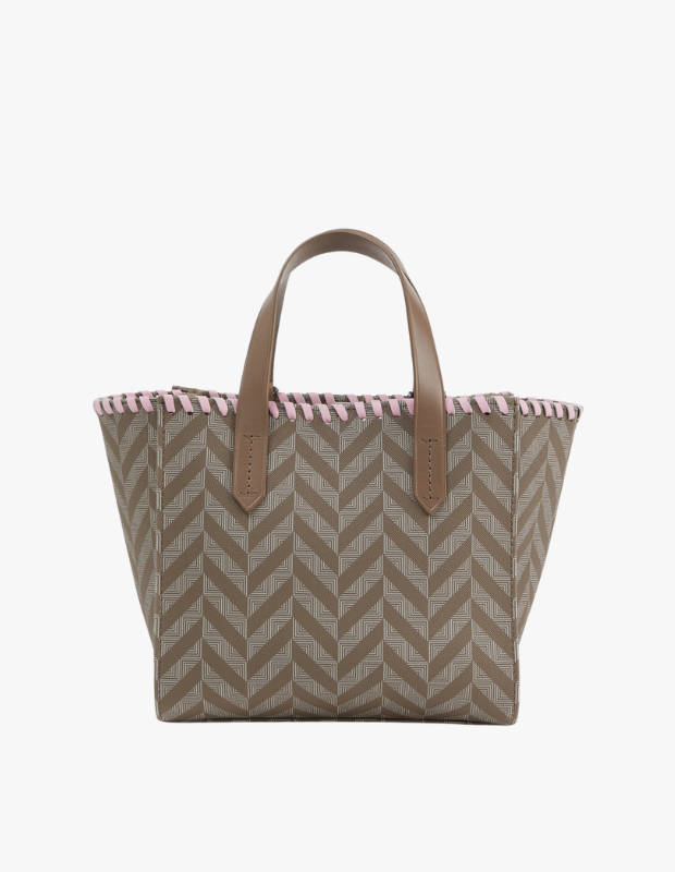 Bej üzerine geometrik desenli tote çanta; pembe örgü kenar detayları ve kahverengi deri saplarıyla modern tasarımlı kadın çantası.