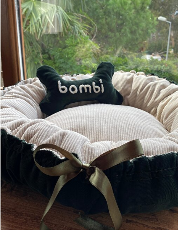 Bambi’ isimli kemik yastıklı, kadife detaylı kişiselleştirilmiş yuvarlak köpek yatağı.