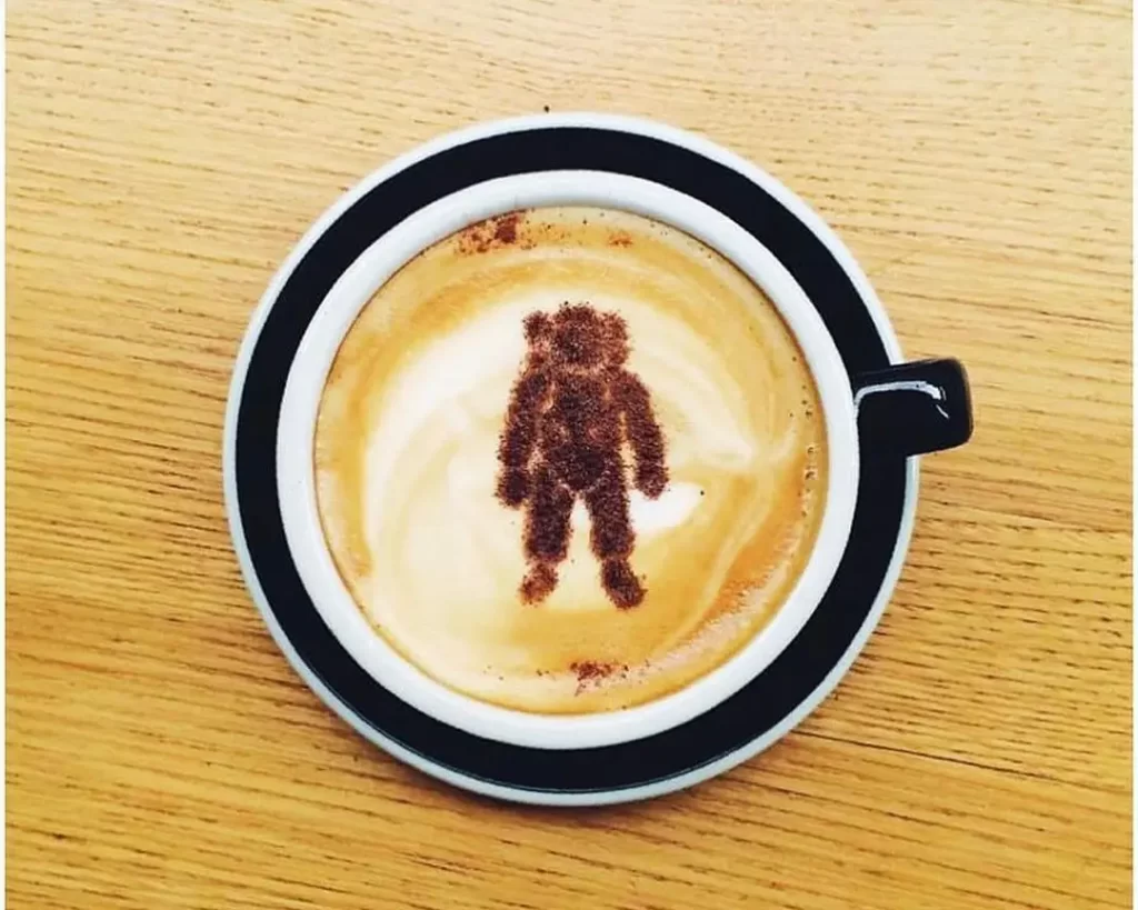 Kozmos Bomonti’de özgün latte sunumu – kahve sanatlı cappuccino ve sıcak bir kahve molası.
