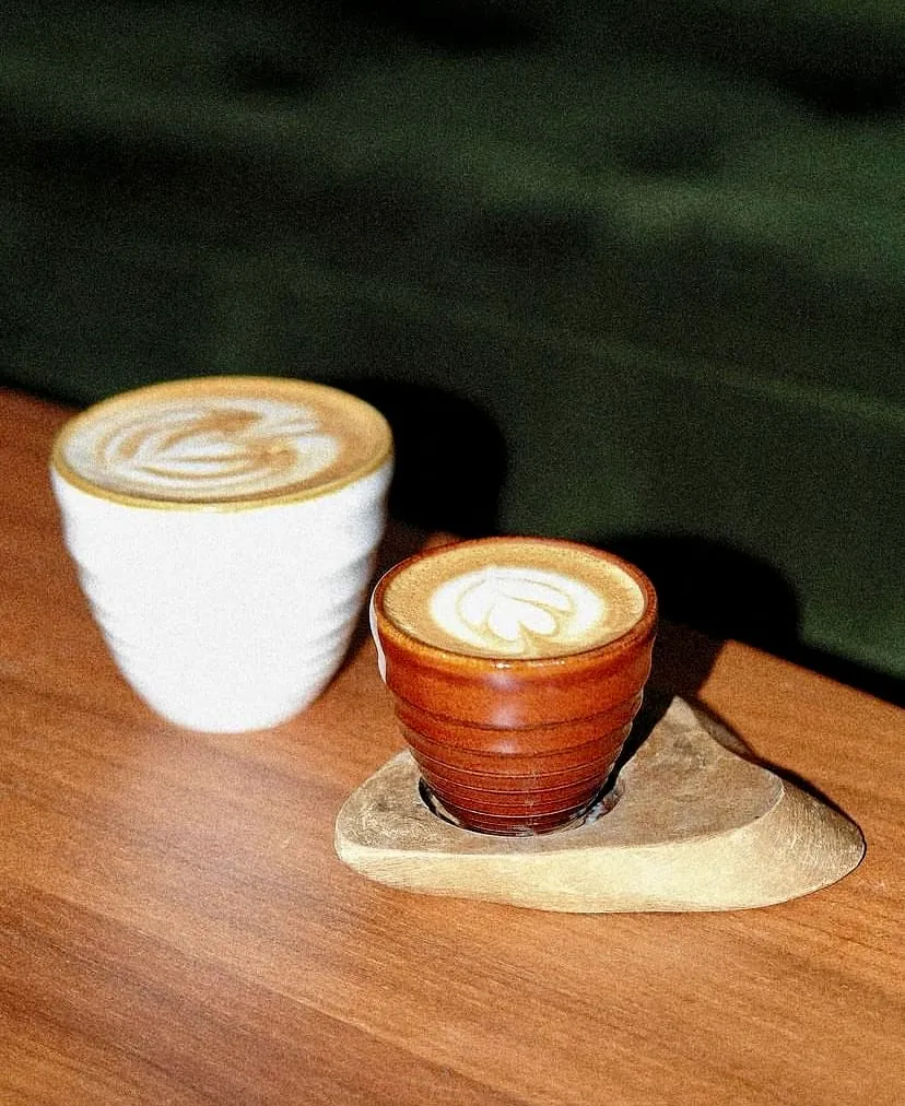 Kronotrop Nişantaşı’nda özenle hazırlanan latte ve cappuccino, latte art sunumlarıyla masada