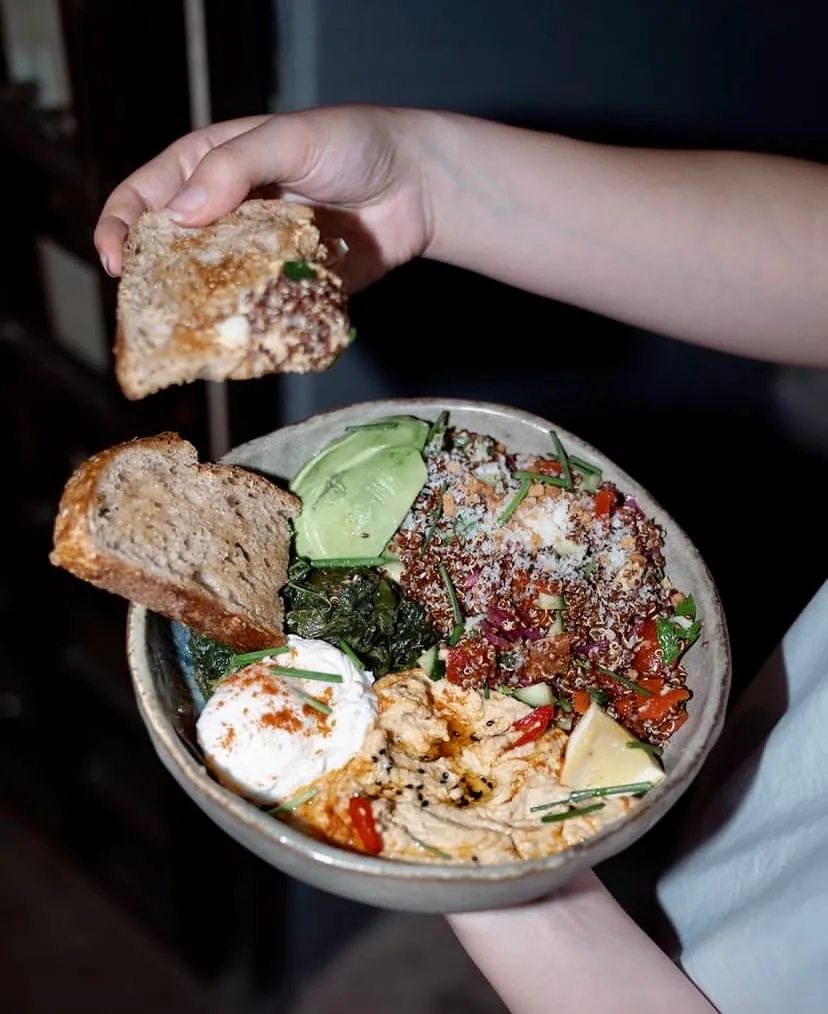 Kronotrop Nişantaşı’nda kahve eşlikçisi olarak sunulan avokado, humus, ıspanak ve poşe yumurta içeren renkli bowl