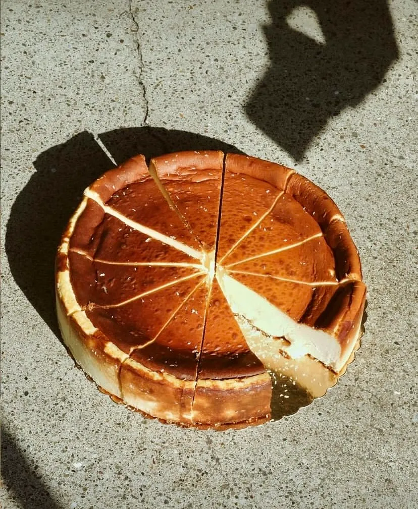 Kronotrop Nişantaşı’nın en sevilen tatlılarından klasik cheesecake, dilimlenmiş olarak servis edilmeye hazır
