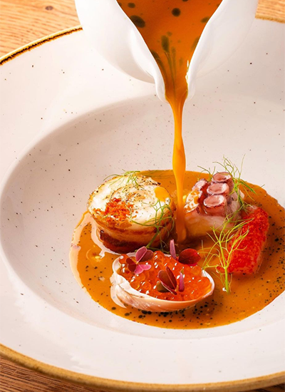 Prag’da La Finestra restoranında yılbaşı için fine dining deniz ürünleri tabağı