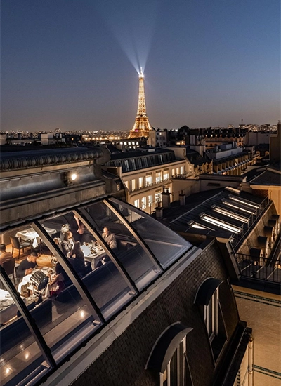 Paris’te The Peninsula otelinin L’Oiseau Blanc restoranı – Eiffel Kulesi manzaralı yılbaşı yemeği