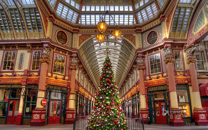Leadenhall Market’te ışıklarla süslenmiş yılbaşı ağacı ve tarihi pazar mimarisiyle Londra’da Noel atmosferi.