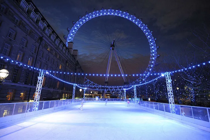 London Eye manzarası eşliğinde ışıklarla aydınlatılmış buz pistinde kış ve Noel atmosferi.