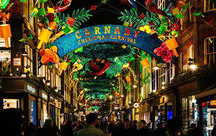 Carnaby Street’in renkli yılbaşı ışıkları ve Noel temalı süslemeleriyle Londra’da canlı Christmas atmosferi.