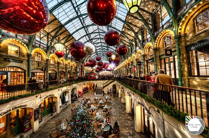 Covent Garden’ın dev kırmızı Noel süsleri, yılbaşı ağacı ve ışıklarıyla Londra’da büyüleyici Christmas atmosferi.