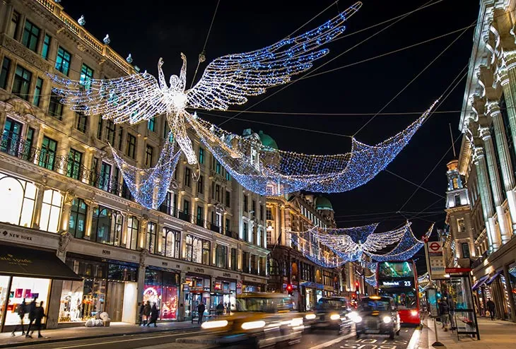 Regent Street’te parlayan melek ışıkları ve yılbaşı süslemeleriyle Londra’nın Noel atmosferi.