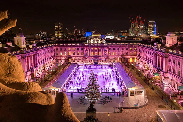Somerset House avlusunda ışıklarla aydınlanmış buz pisti ve yılbaşı ağacıyla Londra’da Noel atmosferi.